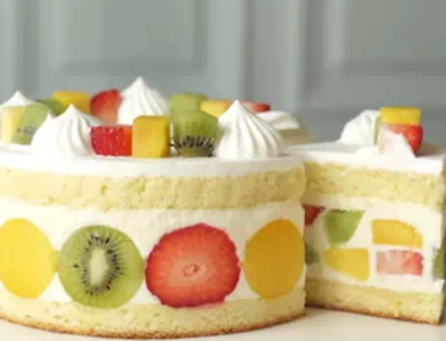 Couper les gâteaux aux fruits