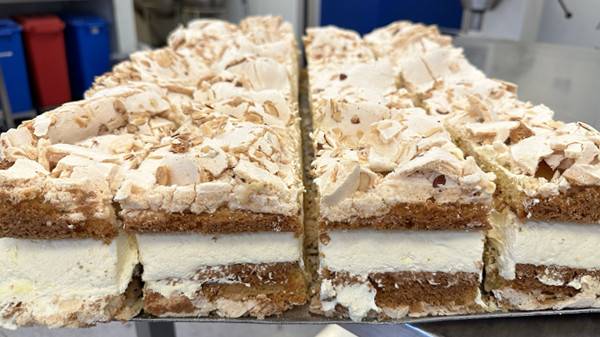 Automated Cake Cutting Machines - Ultrasonic Cutter - Cheersonic