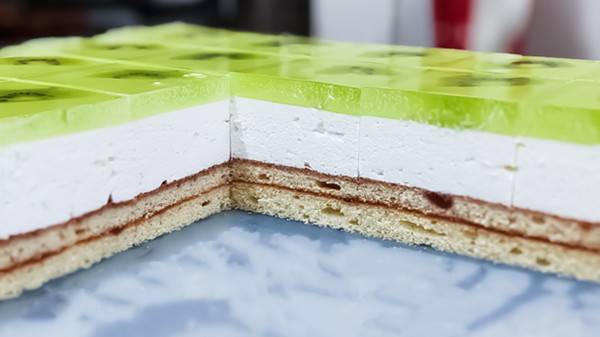 Automatische Schneidelösung für Backwaren aus Blech