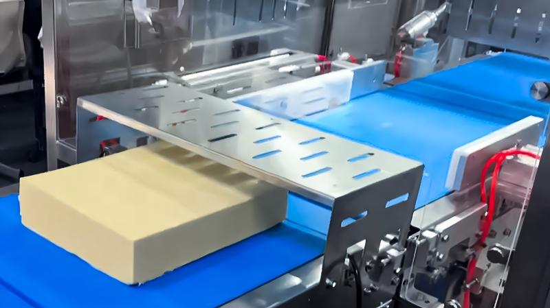 Ultrasonic Cutting Machine Cuts Cheese into Small Pieces