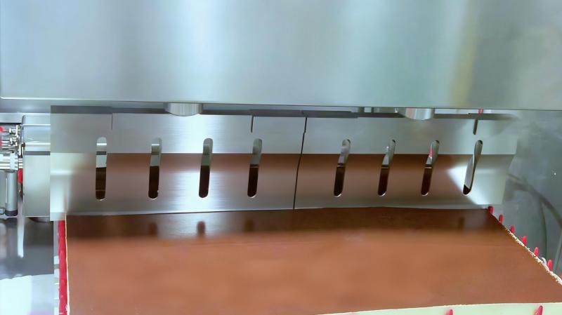 무스 절단 시 무너짐 문제 해결 : 초음파 무스 케이크 절단기